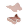 Scatola a forma di farfalla in porcellana rosa, dimensioni 14×10,5xh.4,5 cm, con coperchio dettagliato e base cava.