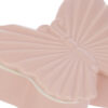 Scatola in porcellana rosa a forma di farfalla, dimensioni 14x10,5xh.4,5 cm, con dettagli delicati sulle ali.