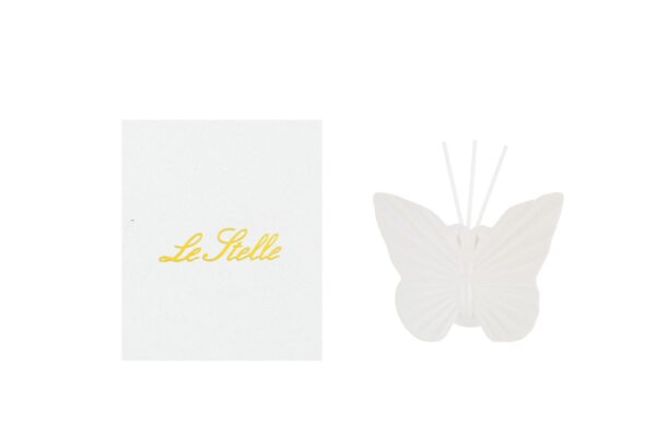 Profumatore a forma di farfalla in porcellana bianca con bastoncini, accanto ad astuccio bianco con scritta dorata "Le Stelle".
