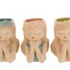 Tre vasi in ceramica a forma di ragazza con mani giunte, disponibili in tre colori pastello, dimensioni 14x11xh.19 cm.