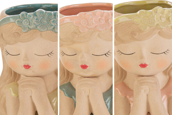 VASO CERAMICA GIRL 3 ASS. con design di bambola stilizzata, disponibile in tre colori pastello, dimensioni 14x11xh.19 cm.