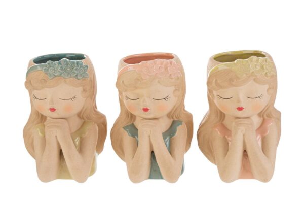 Tre vasi in ceramica a forma di ragazza con mani giunte, disponibili in tre colori pastello, dimensioni 14x11xh.19 cm.