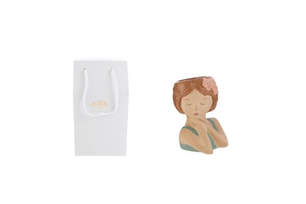 Vaso in ceramica a forma di ragazza con shopper abbinata, disponibile in 3 varianti. Dimensioni: 9x8xh.12 cm.