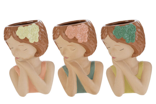 Vaso in ceramica a forma di ragazza con decorazioni floreali, disponibile in 3 varianti. Dimensioni: 9x8xh.12 cm.