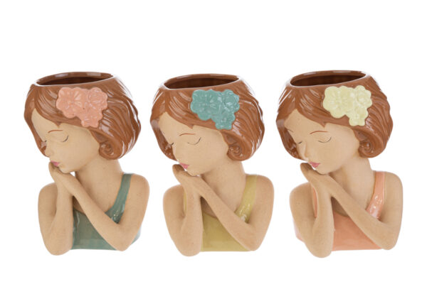 Vasi in ceramica a forma di ragazza, 3 varianti con fiori colorati tra i capelli. Dimensioni: 11,5x10,5xh.15,5 cm.