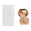 Vaso in ceramica a forma di ragazza con fiore tra i capelli, dimensioni 11,5x10,5xh15,5 cm. Con shopper bianco incluso.