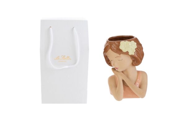 Vaso in ceramica a forma di ragazza con fiore tra i capelli, dimensioni 11,5x10,5xh15,5 cm. Con shopper bianco incluso.