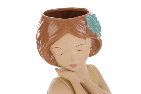 Vaso in ceramica a forma di ragazza con fiore nei capelli, tonalità beige e dettagli colorati, 11,5×10,5xh.15,5 cm.
