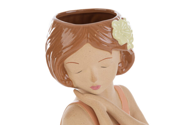Vaso in ceramica a forma di ragazza, con capelli castani e fiore decorativo, dimensioni 11,5x10,5xh.15,5 cm.