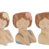 Tre vasi in ceramica a forma di ragazza con capelli castani e fiori colorati, disponibili in tre varianti. Dim: 17x16xh.23 cm.