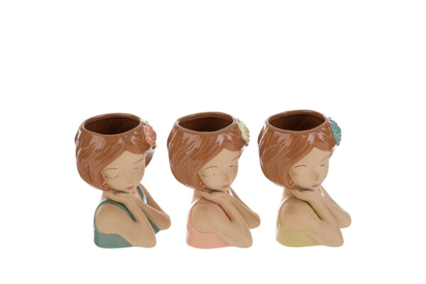 Tre vasi in ceramica a forma di ragazza con acconciature e fiori colorati, disponibili in tre varianti. Dim. 17x16xh.23 cm.
