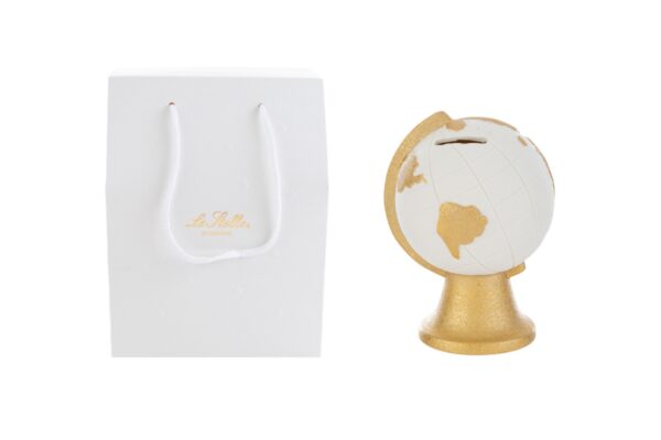 Salvadanaio a forma di mappamondo in porcellana bianco e oro, accompagnato da shopper bianca elegante.