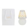 Lampada in porcellana bianca con design traforato, dimensioni 8,5×8,5×h.13,5 cm, accanto a shopper bianco elegante.