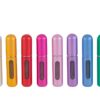 Portaprofumo spray ricaricabile da 5 ml in 8 colori assortiti (argento, oro, rosso, rosa, fucsia, viola, blu e verde), altezza 8 cm.