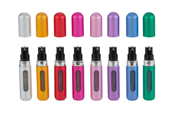 Portaprofumo spray ricaricabile da 5 ml in otto colori assortiti (argento, oro, rosso, rosa, viola, blu, verde), altezza 8 cm.