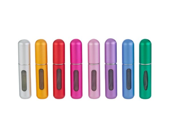 Portaprofumo spray ricaricabile da 5 ml in 8 colori assortiti (argento, oro, rosso, rosa, fucsia, viola, blu e verde), altezza 8 cm.