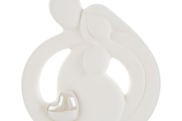 Statua in porcellana bianca raffigurante una famiglia stilizzata, con cuore argentato decorativo; dimensioni 14x5xh.15,5 cm.