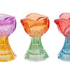Portacandele a forma di tulipano in vetro colorato, disponibili in tre varianti: viola, arancione e rosso.