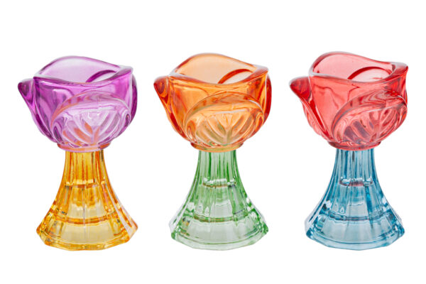 Portacandele a forma di tulipano in vetro colorato, disponibili in tre varianti: viola, arancione e rosso.
