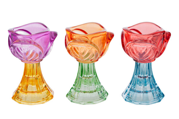 Portacandele Tulipano in vetro colorato, disponibili in tre colori assortiti: viola, arancione e rosso.