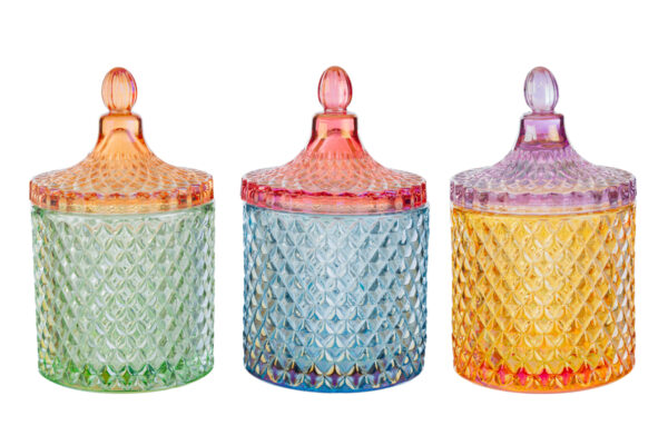 Tre scatole in vetro colorato assortite con coperchio inciso, nei colori arancione, azzurro e giallo. Misura: 11x18 cm.