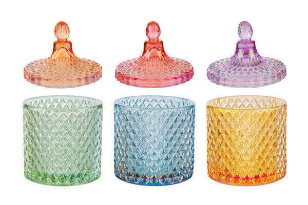 Tre scatole in vetro colorato con coperchi lavorati, disponibili in tre colori: verde, blu e arancione.