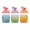 Set di 3 candele in scatole di vetro colorato con design a farfalla, dimensioni 6xh.9cm, disponibili in colori assortiti.