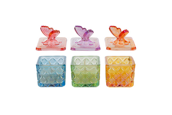 Set di 3 candele in scatole di vetro colorato con design a farfalla, dimensioni 6xh.9cm, disponibili in colori assortiti.