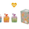 Candela in soia in scatola di vetro colorato con decorazione a farfalla, disponibile in 3 colori assortiti (6xh.9 cm).