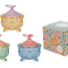 Scatola vetro colorato con motivo di farfalla, disponibile in 3 colori assortiti, dimensioni 10,5 x h.13 cm, con confezione decorata.