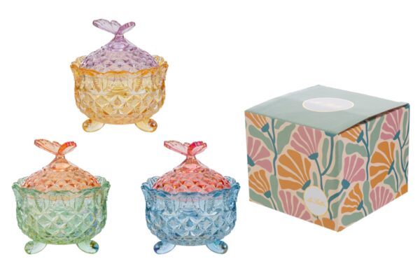 Scatola vetro colorato con motivo di farfalla, disponibile in 3 colori assortiti, dimensioni 10,5 x h.13 cm, con confezione decorata.