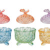 Scatole in vetro colorato con motivo a farfalla, disponibili in 3 colori assortiti. Misura: 10,5xh.13 cm.