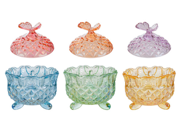 Scatole in vetro colorato con motivo a farfalla, disponibili in 3 colori assortiti. Misura: 10,5xh.13 cm.