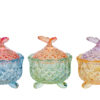 Tre scatole in vetro colorato con motivo farfalla sul coperchio, disponibili nei colori rosa, verde e giallo.