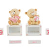 Due orsetti in resina rosa su calendari decorativi con cubi numerati e mesi, 3x4xh.6,5 cm, disponibili in due varianti di design.