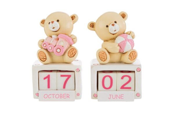 Due piccoli orsetti in resina rosa con calendario, uno tiene un’auto e l’altro una palla.