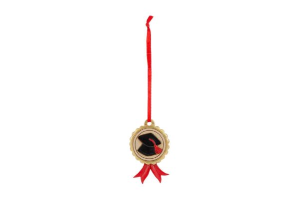 Calamita decorativa a forma di cappello di laurea in resina, 4x7 cm, con nastro rosso e dettagli dorati.