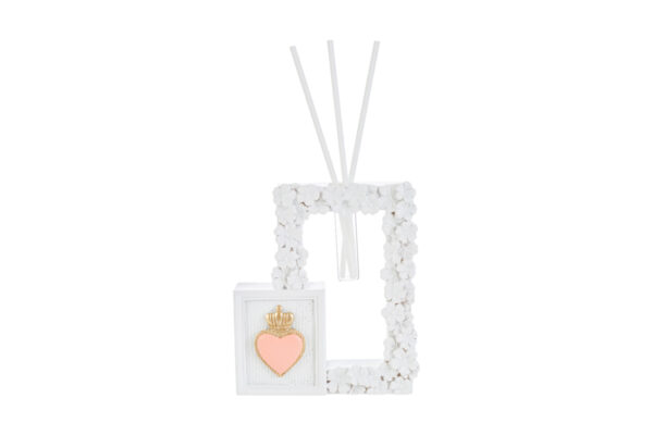 Profumatore in resina a forma di cuore con dettagli floreali, bastoncini e astuccio, dimensioni 9x2xh.11 cm.