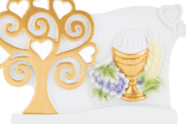 Calice dorato con uva, spiga e ostia su decorazione bianca in resina, 13x2xh.8cm.