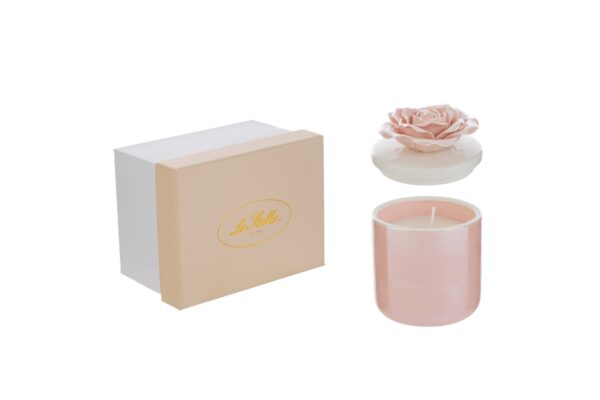 Candela in scatola di porcellana rosa con coperchio decorato a forma di fiore, dimensioni 7,5×7,5xh.10,5 cm, con astuccio regalo.