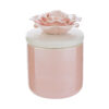 Candela in scatola di porcellana rosa 7,5×7,5×h10,5 cm con coperchio decorato da un fiore a forma di rosa.
