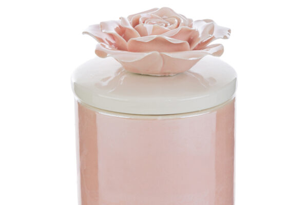Candela in scatola di porcellana rosa con coperchio decorato da una rosa, dimensioni 7,5×7,5×h.10,5 cm.