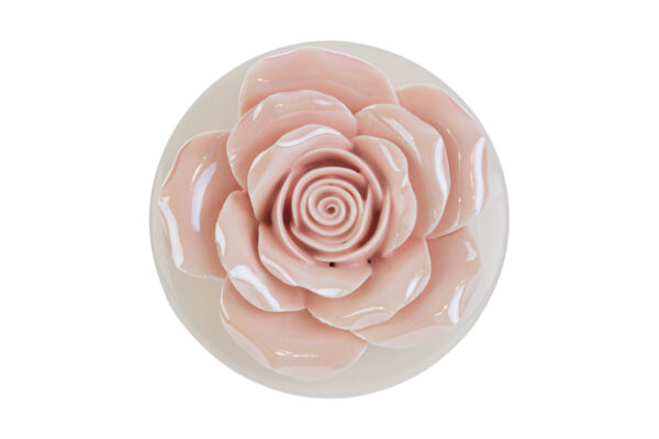 Candela in scatola di porcellana rosa a forma di rosa, dimensioni 7,5x7,5xh.10,5 cm, presentata con astuccio elegante.