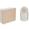 Candela in scatola di porcellana bianca con decorazione a corallo, dimensioni 7,5x7,5xh.11,5 cm, include astuccio elegante.