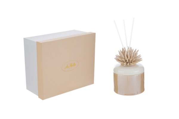 Profumatore in porcellana beige con design a corallo, completo di astuccio coordinato, misura 8,5x8,5xh.11,5 cm.