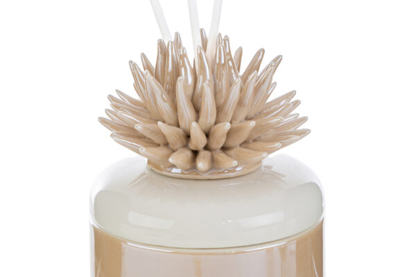 Profumatore in porcellana beige a forma di corallo, con bastoncini diffusori. Dimensioni: 8,5×8,5xh.11,5 cm.