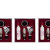Set di 4 accessori per vino con astuccio rosso, inclusi tappi decorati e anelli salvagoccia. 3 varianti assortite visibili.