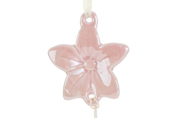 Appendino a forma di fiore, in porcellana rosa lucida, dimensioni 6×6,5 cm, con nastro chiaro per appenderlo.