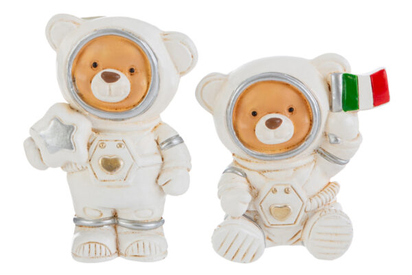Due calamite in resina raffiguranti orsetti astronauti: uno con stella, l'altro con bandiera italiana. Dimensioni 4x6 cm.
