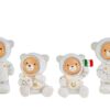 Quattro statuette in resina a forma di orsetti astronauti, uno con bandiera italiana. Altezza massima 12,5 cm.